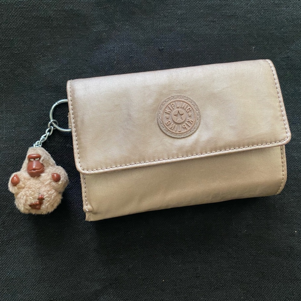 This pixi is a light and practical bifold,plenty of space 4 ur cards and change.